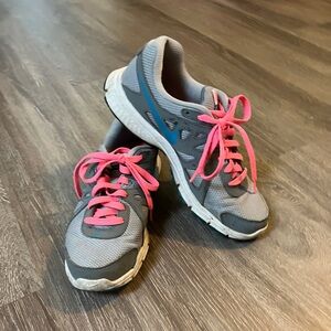 Nike Gray Athletic Sneakers with Pink Laces - Women's Casual Running Shoes